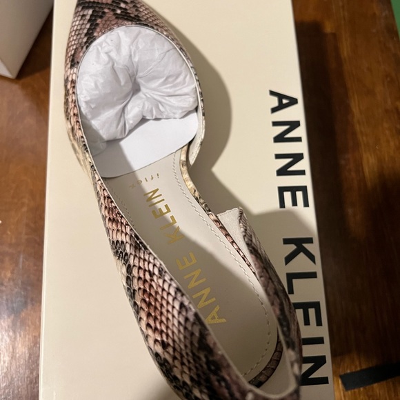 Heels - Picture 3 of 4